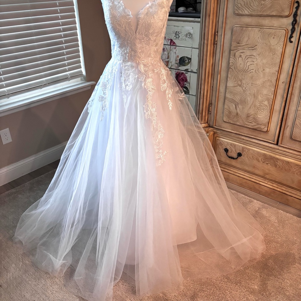 NEW White Wedding Dress, Wedding Dress with Train, Dress with Appliqués, Size LG - Picture 13 of 15